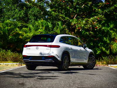 Mercedes EQS SUV  Фото №4